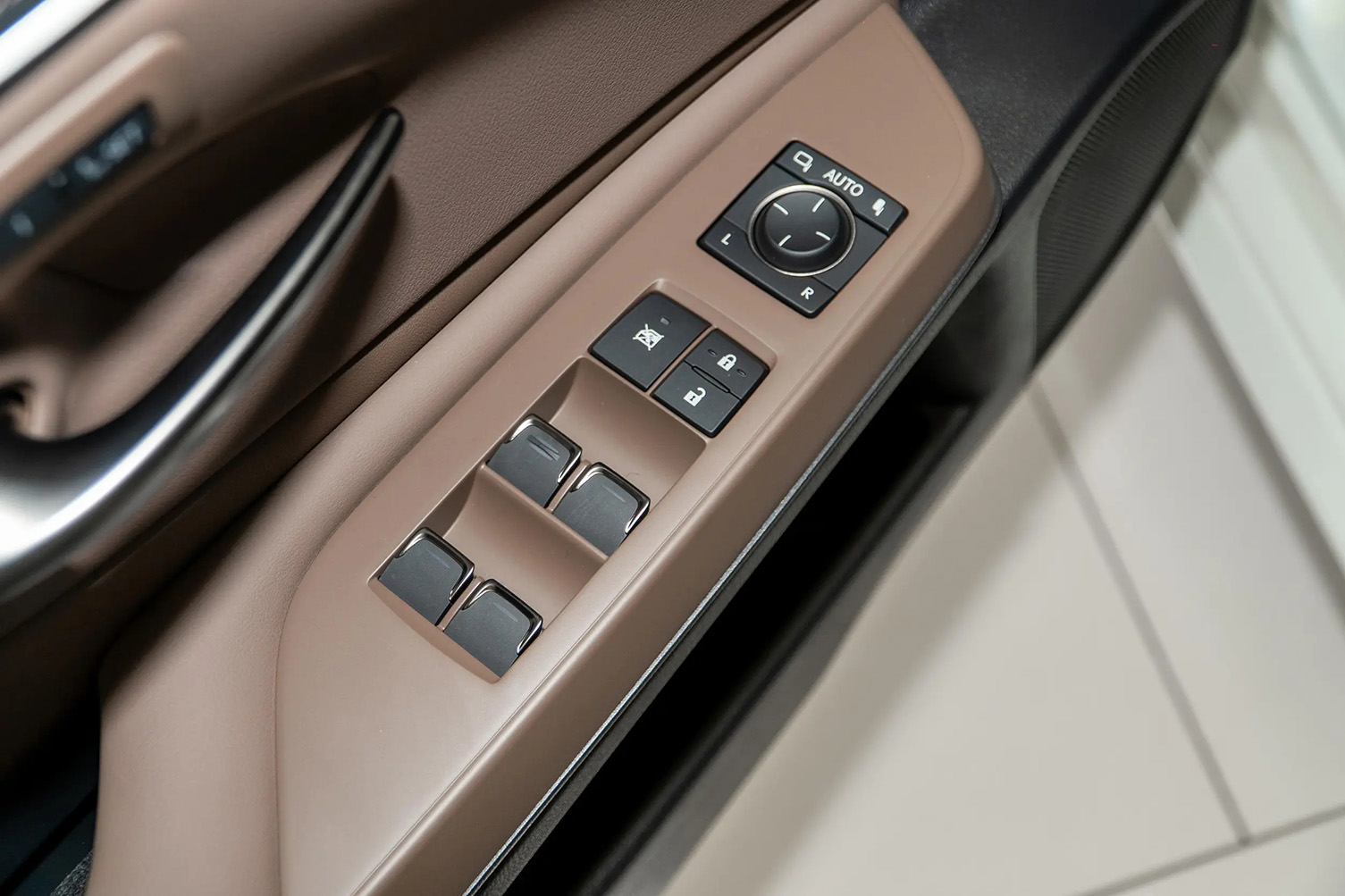 Lexus ES 200, 2025