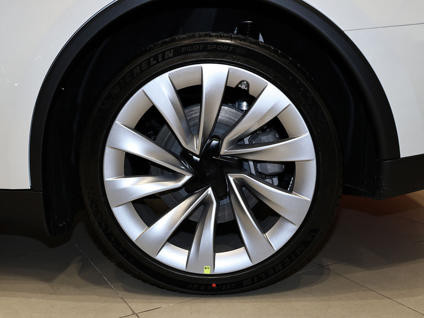 Tesla Model Y, 2025