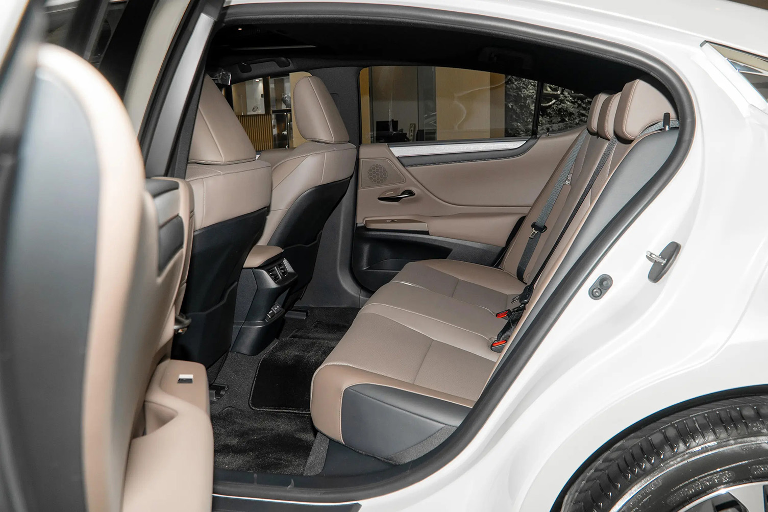 Lexus ES 200, 2025