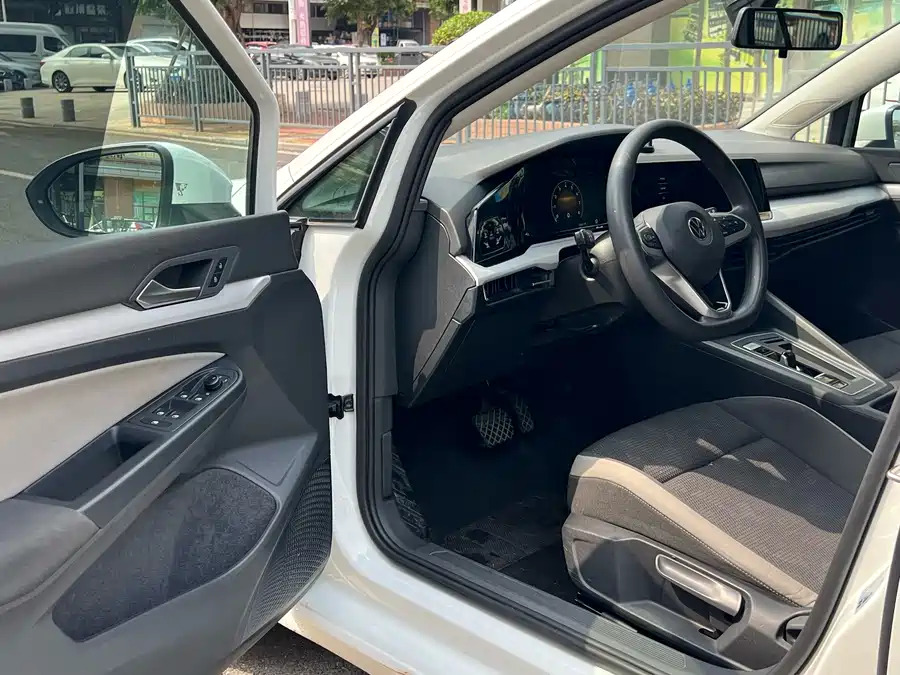 Volkswagen Golf, 2023