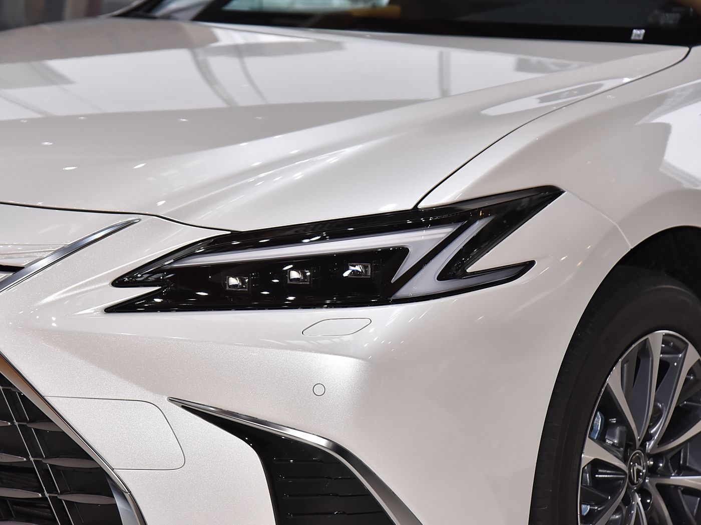 Lexus ES 200, 2025