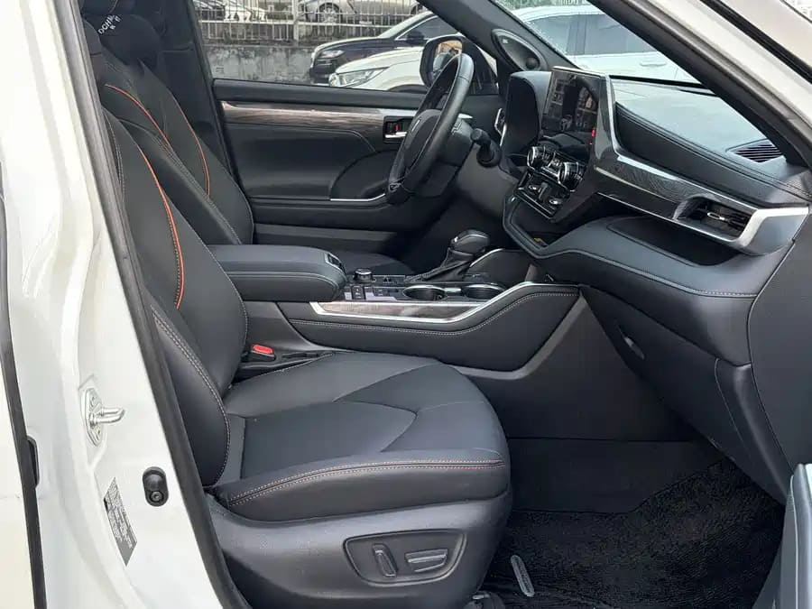 Toyota Crown Kluger, 2025