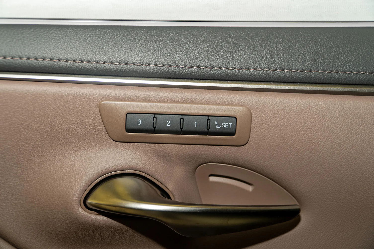 Lexus ES 200, 2025
