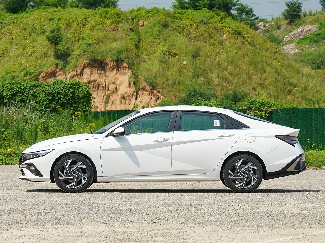 Hyundai Elantra, 2025