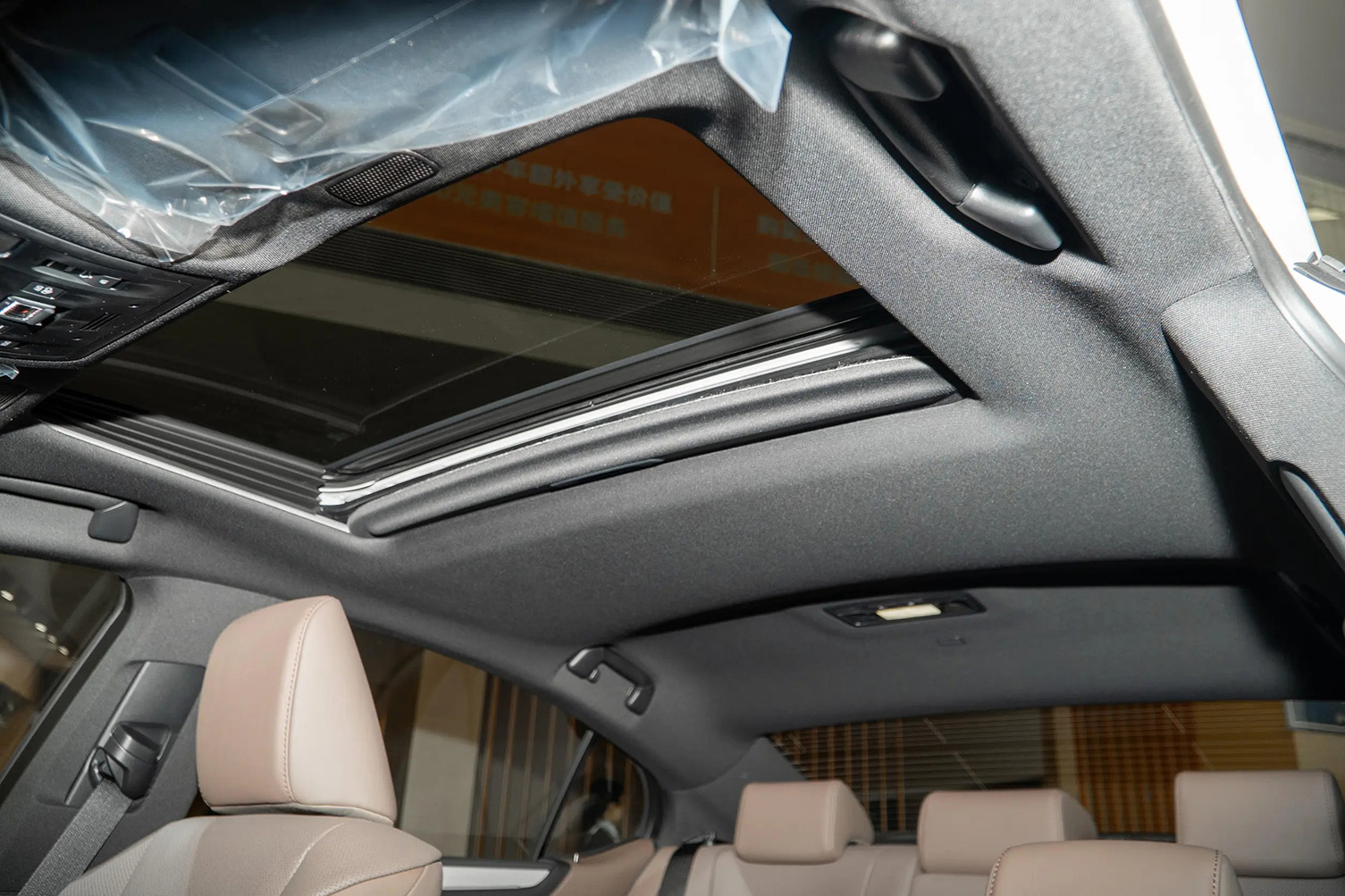 Lexus ES 200, 2025