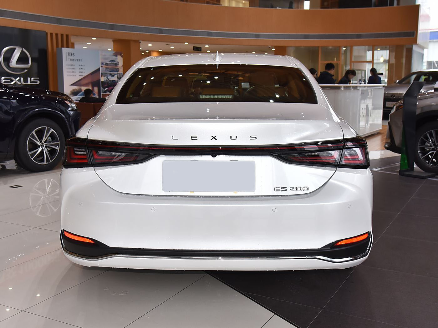 Lexus ES 200, 2025