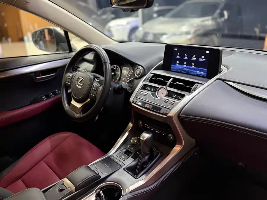 Lexus NX200, 2021