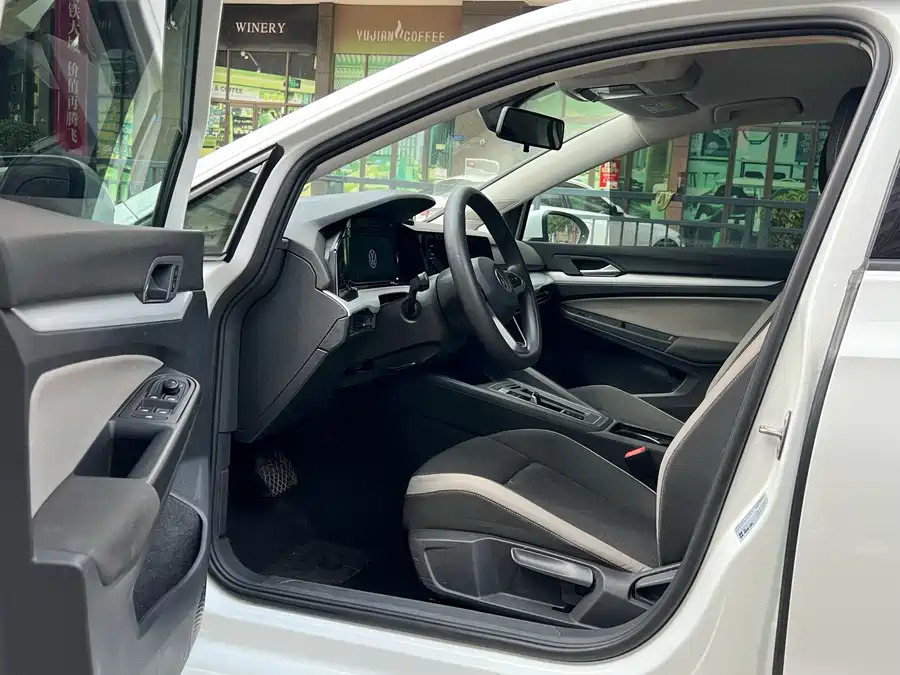 Volkswagen Golf, 2023