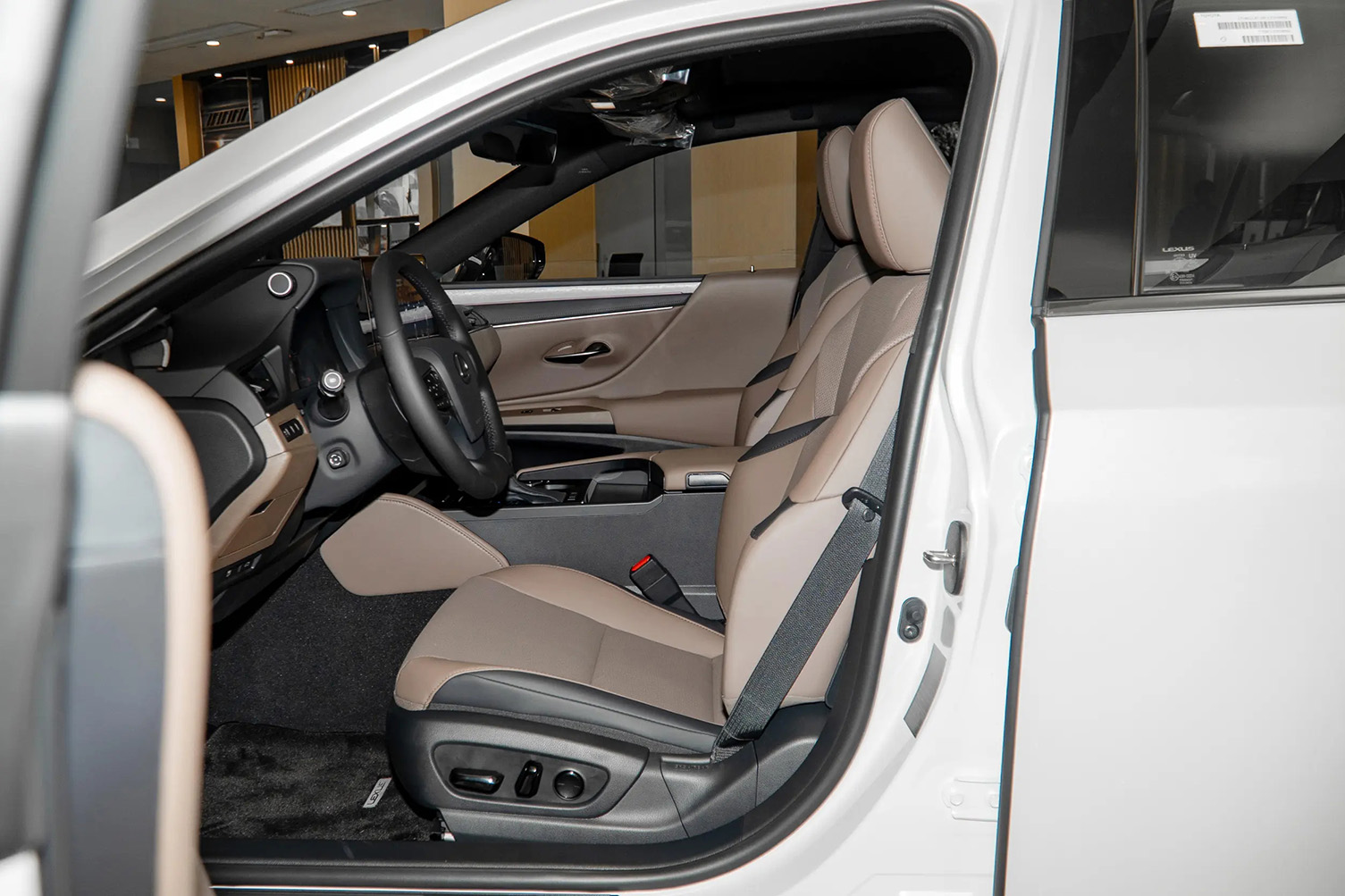 Lexus ES 200, 2025