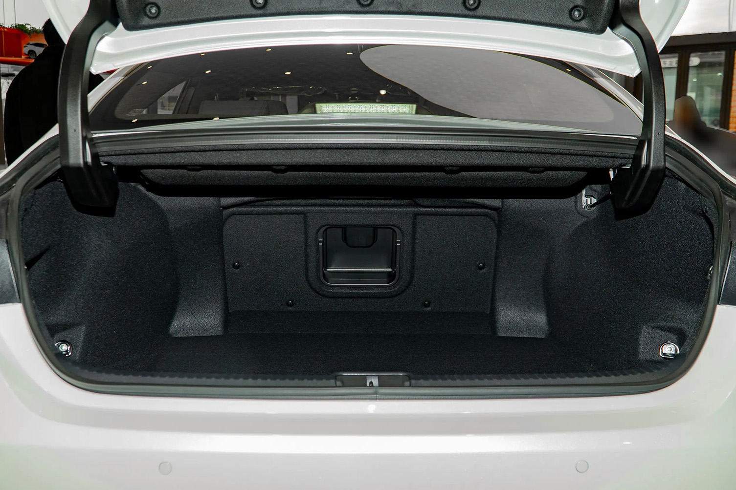 Lexus ES 200, 2025
