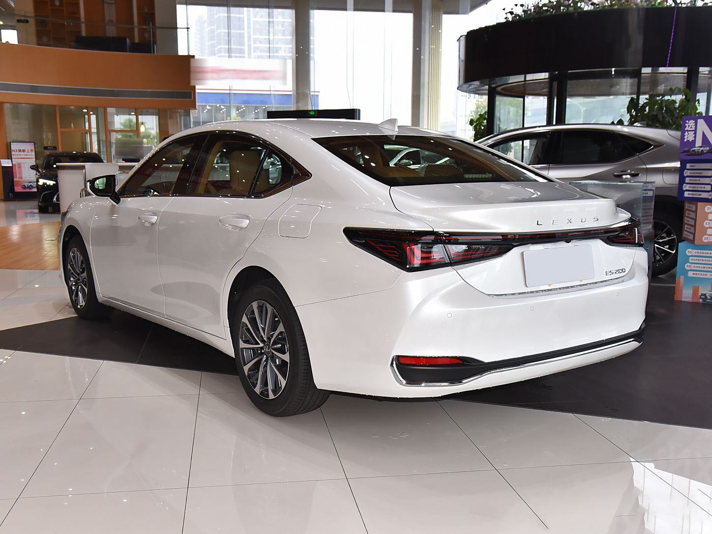 Lexus ES 200, 2025