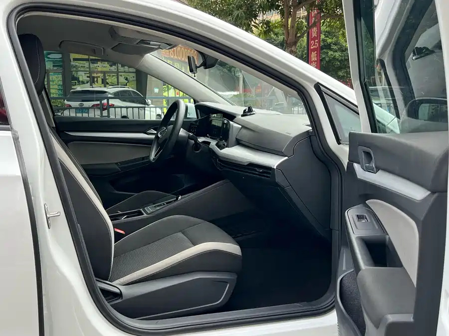 Volkswagen Golf, 2023