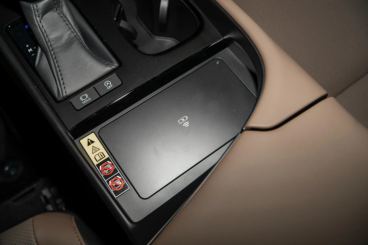 Lexus ES 200, 2025