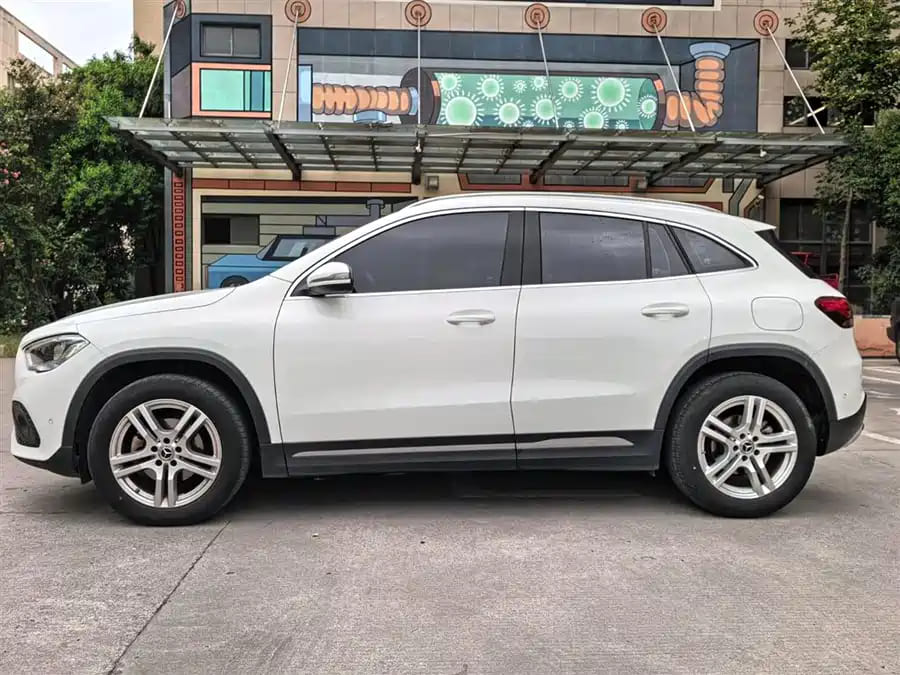 Mercedes-Benz GLA180, 2022