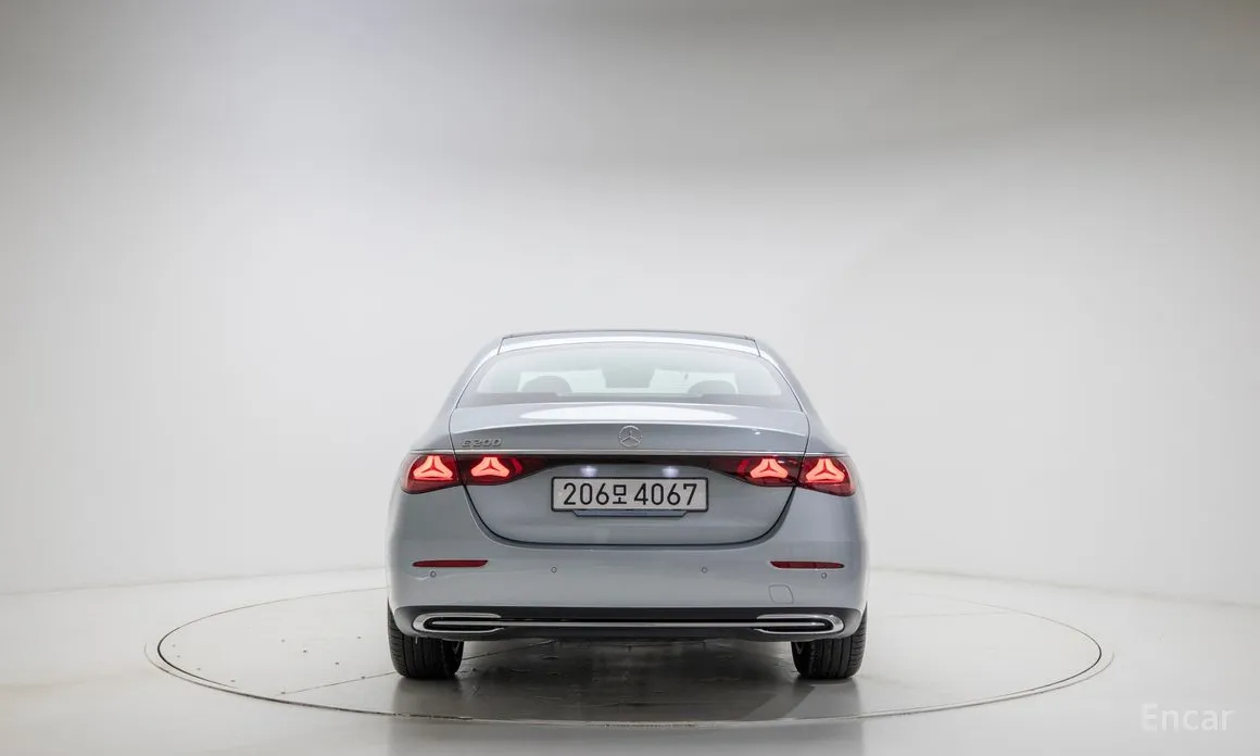 Mercedes-Benz E200, 2025
