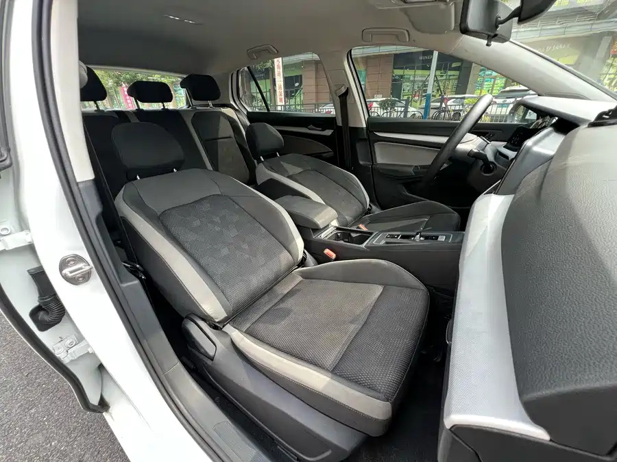 Volkswagen Golf, 2023